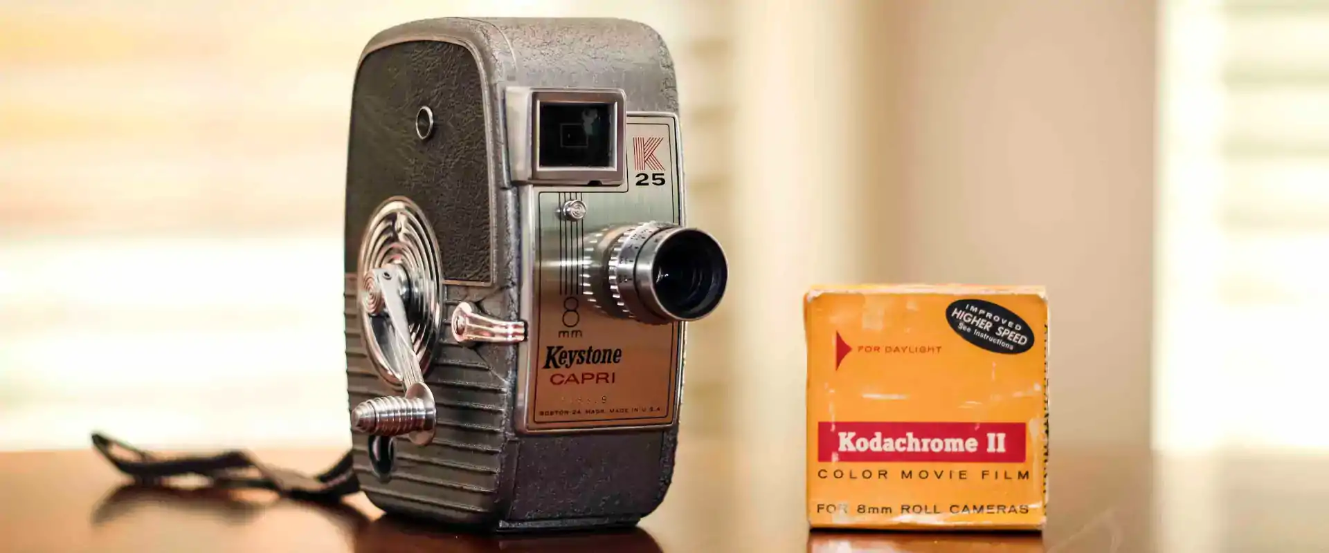 Oude 8mm Keystone Capri filmcamera naast een doosje Kodachrome II kleurfilm voor 8mm roll camera’s, gebruikt voor het opnemen van smalfilms
